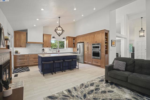 1021 Knightwood Ct, Walnut Creek CA: https://media.crmls.org/mediaz/592146cc-3a46-4461-8b35-9f8785286735.jpg