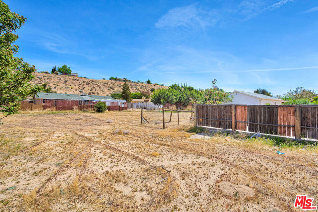 8055 Bangor Avenue, Hesperia CA: https://media.crmls.org/mediaz/59215d34-b432-4c7a-9e25-190a4a1f0151.jpg