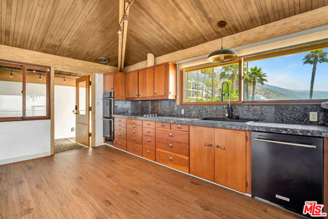 26636 Latigo Shore Drive, Malibu CA: https://media.crmls.org/mediaz/59216ad5-9695-4036-91bb-0c834a5edc9b.jpg