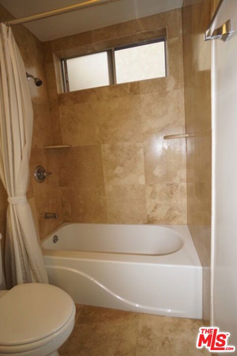 1033 6TH Street, Santa Monica CA: https://media.crmls.org/mediaz/592209a6-407a-4bb0-abda-40a9692c97b8.jpg