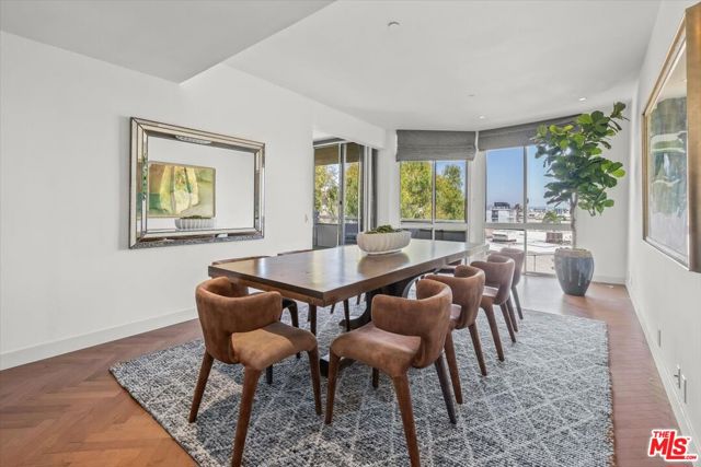 300 N Swall Drive, Beverly Hills CA: https://media.crmls.org/mediaz/5922bb79-10f9-4ec4-b548-524258e0eee6.jpg