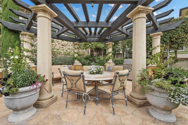 1250 Willow St, San Diego CA: https://media.crmls.org/mediaz/5922f724-ef32-425b-8887-d35fd7b80157.jpg