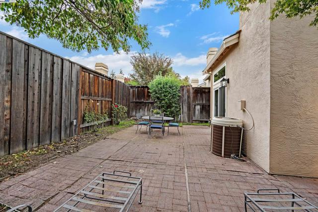 1410 Groth Cir, Pleasanton CA: https://media.crmls.org/mediaz/5922ffec-2004-415c-af04-85b6e3619a53.jpg