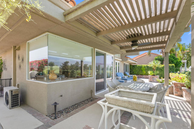 32 Colonial Drive, Rancho Mirage CA: https://media.crmls.org/mediaz/59231e9b-c12a-4336-b105-17044f792fb3.jpg