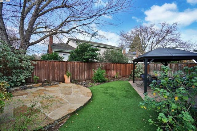 30 San Vicente Ct, Danville CA: https://media.crmls.org/mediaz/5923bdf8-d320-4462-a39b-3521335522c3.jpg