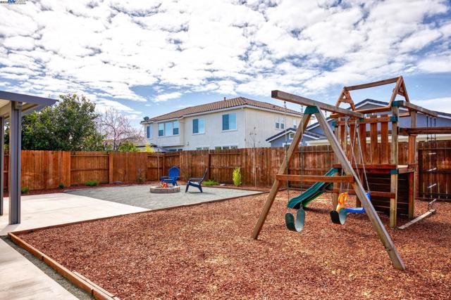 115 Lemon Blossom Ln, Patterson CA: https://media.crmls.org/mediaz/592402d9-3f39-44a6-92f0-f8ae02608c77.jpg