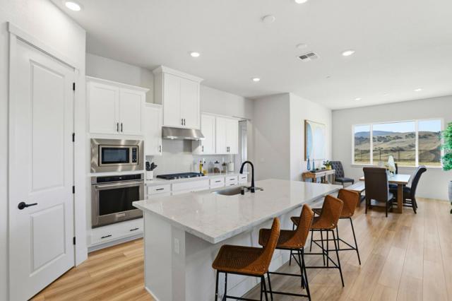 208 Luna Way, Hollister CA: https://media.crmls.org/mediaz/59249dca-b1db-48df-9fa9-62797d4d24df.jpg