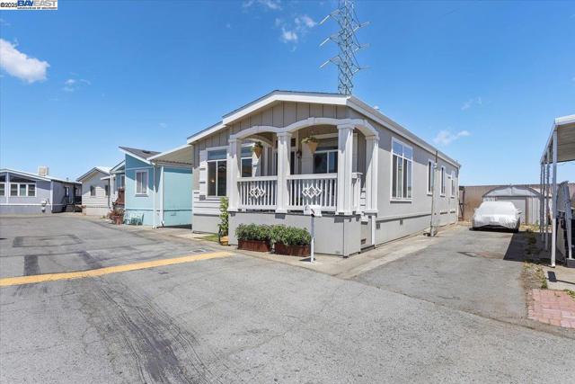 3015 E Bayshore Road #423, Redwood City CA: https://media.crmls.org/mediaz/5925329b-c104-4ebb-8669-6a14e650fe7e.jpg