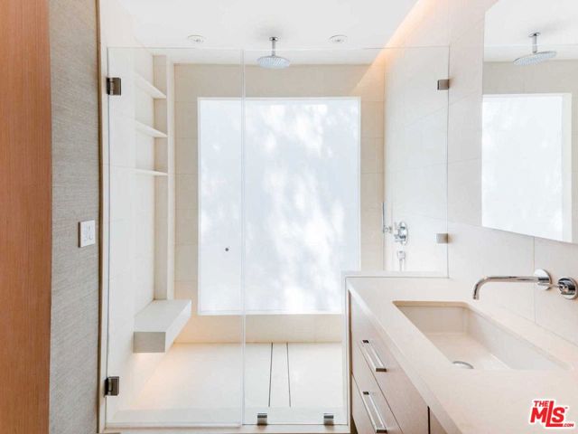 3279 Ledgewood Drive, Los Angeles CA: https://media.crmls.org/mediaz/59255061-d2b2-486f-af8f-b181e3a0bbc5.jpg