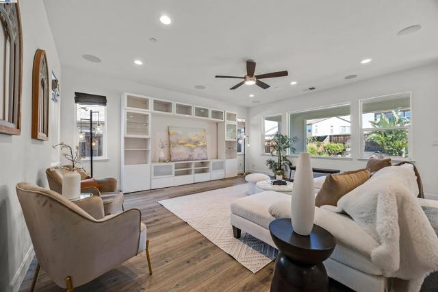 2288 Jessica Way, Tracy CA: https://media.crmls.org/mediaz/59256650-3857-4ec2-a27a-90026f2c044f.jpg