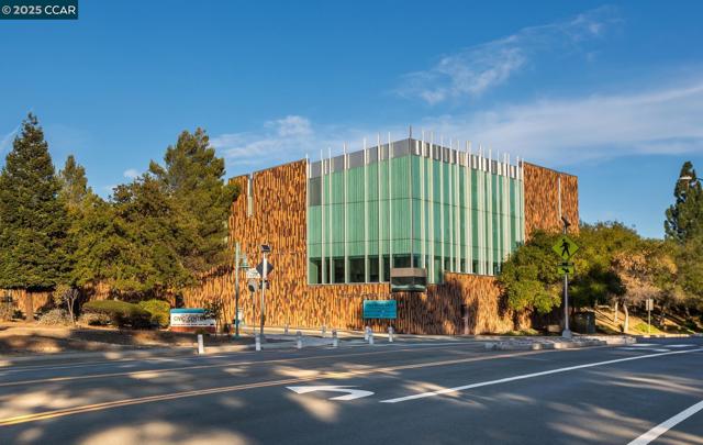 1769 Redwood Rd, Hercules CA: https://media.crmls.org/mediaz/5925a2d7-3c8a-4076-801c-c1acf2baebf6.jpg