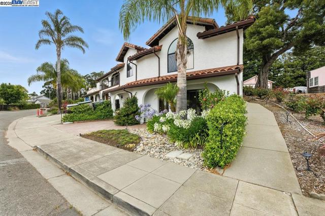 21798 Independent School Rd, Castro Valley CA: https://media.crmls.org/mediaz/59263510-2748-4385-a3db-2f9b60935a4e.jpg