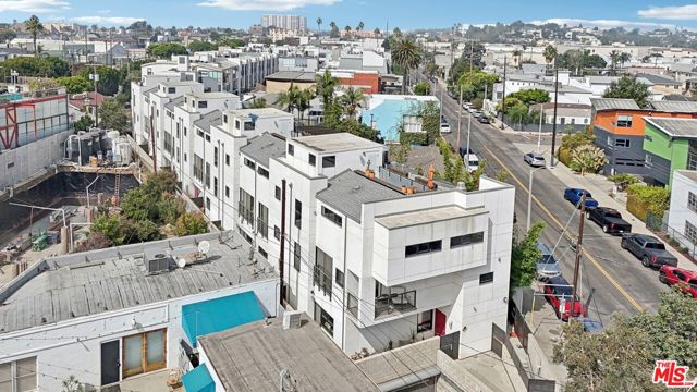 815 Hampton Drive, Venice CA: https://media.crmls.org/mediaz/592691a4-c75f-41ac-af44-a8e1630f6d11.jpg