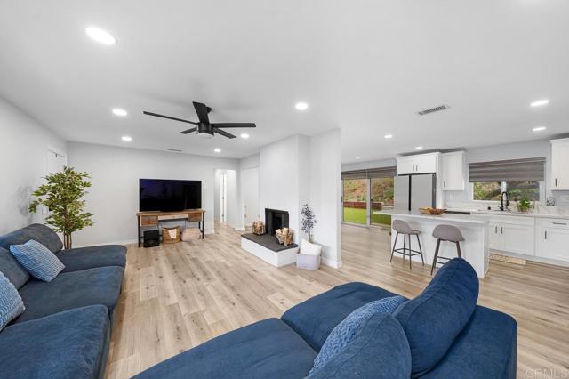 Detail Gallery Image 5 of 56 For 2442 Sunflower, Vista,  CA 92083 - 3 Beds | 2 Baths