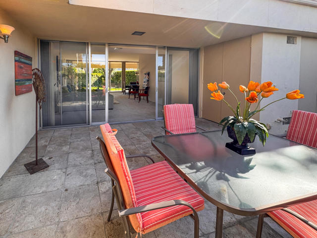 189 Desert Lakes Drive, Palm Springs CA: https://media.crmls.org/mediaz/592699cd-dc7c-46b4-9501-f62fc4424a94.jpg