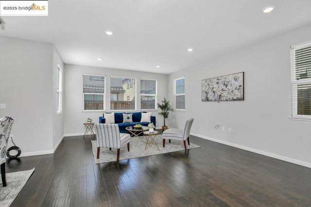 89 Baird Cir, Brentwood CA: https://media.crmls.org/mediaz/59272189-b850-488b-95d1-1c700059e4ce.jpg