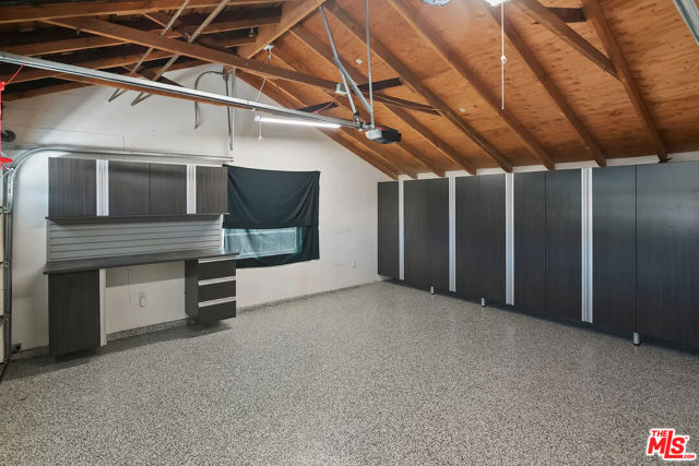 6421 Gaviota Avenue, Van Nuys CA: https://media.crmls.org/mediaz/59280cf4-3507-48db-8d44-6f1574e076d3.jpg