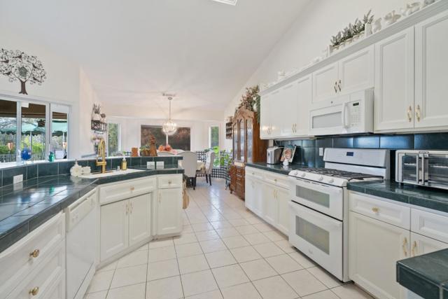 2920 Aspen Glow Lane, Redding CA: https://media.crmls.org/mediaz/5928cd6d-5f0f-4c33-91c4-762c51d3052c.jpg