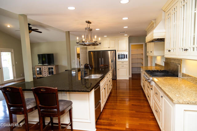 385 Somerset Circle, Thousand Oaks CA: https://media.crmls.org/mediaz/5929ce01-10b6-4632-aa8d-ca60ab89a1d7.jpg