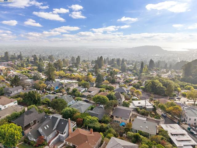 201 Amherst Ave, Kensington CA: https://media.crmls.org/mediaz/5929eef2-e401-4410-a4b5-121369f5e1df.jpg