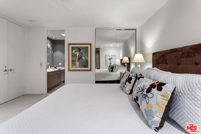 4 Trinity Court, Rancho Mirage CA: https://media.crmls.org/mediaz/592a2366-1282-441c-9002-36c30d9b1470.jpg
