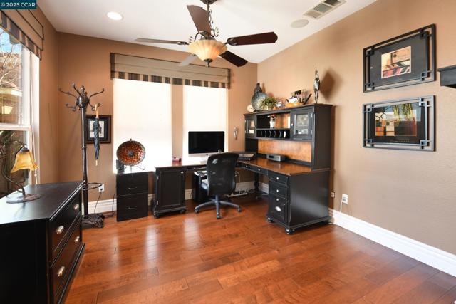 1759 Latour Ave, Brentwood CA: https://media.crmls.org/mediaz/592a78a7-2c83-4c55-b8cb-80eb233273c6.jpg