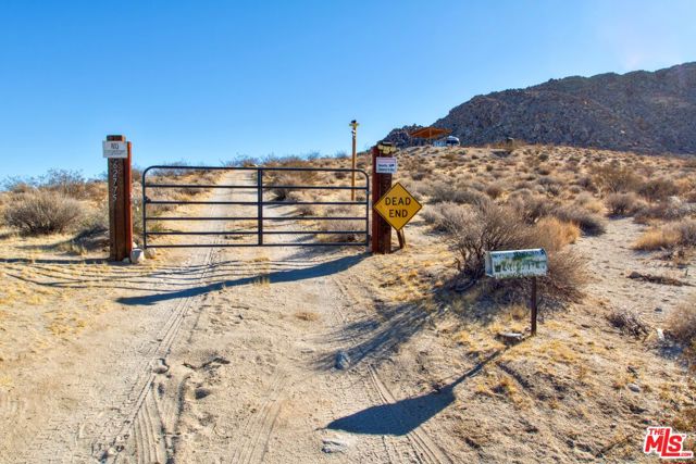 62775 Sullivan Road, Joshua Tree CA: https://media.crmls.org/mediaz/592a9d1b-a9c9-491a-a45c-4565e94c1f35.jpg
