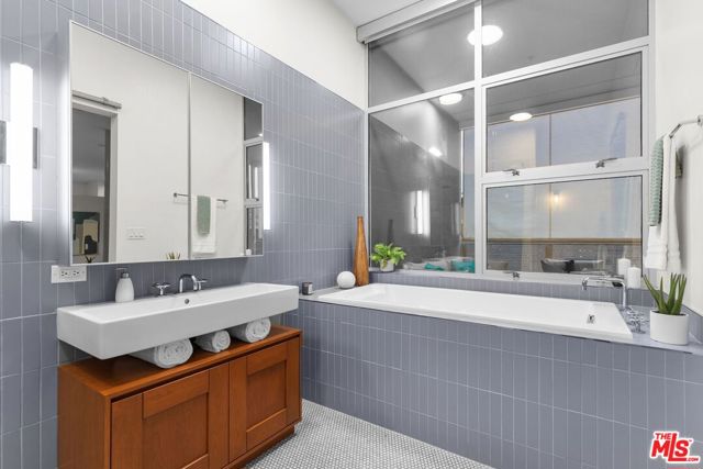 4080 Glencoe Avenue, Marina del Rey CA: https://media.crmls.org/mediaz/592aa375-be83-418b-9833-b35c5bb335ab.jpg