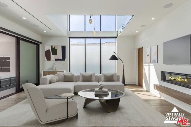 458 S Sycamore Avenue, Los Angeles CA: https://media.crmls.org/mediaz/592af599-f79b-4f9a-ada5-55a9b33d1a91.jpg