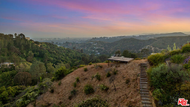 2207 Bowmont Drive, Beverly Hills CA: https://media.crmls.org/mediaz/592b10a6-0d9d-42f0-80fd-f3712c7676f1.jpg