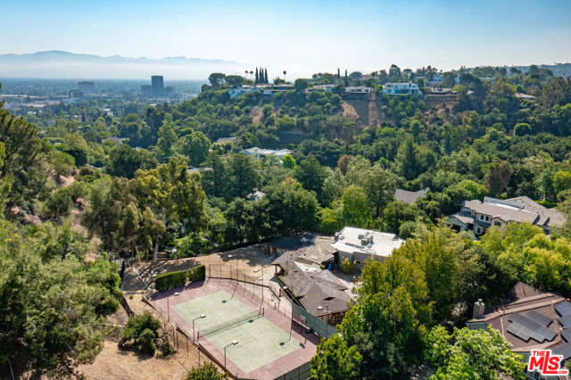 16145 High Valley Place, Encino CA: https://media.crmls.org/mediaz/592b6da1-4e6d-42eb-9bae-3acfa0e5ed81.jpg