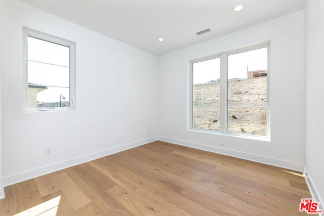 11770 N Hillsborough Lane, Porter Ranch CA: https://media.crmls.org/mediaz/592b9526-a65a-40a9-a7b7-26640afa4037.jpg