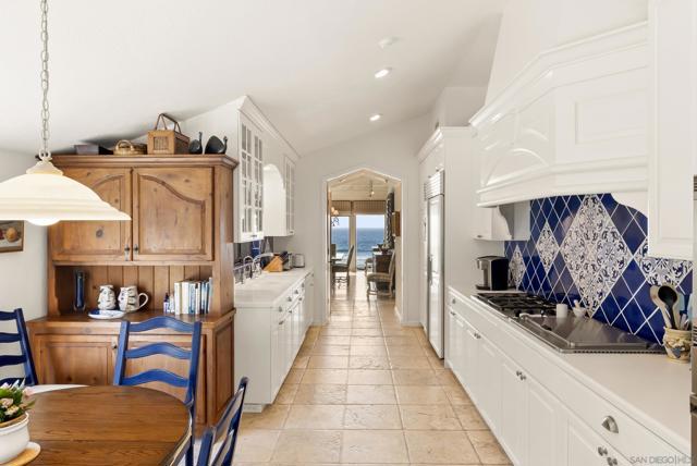 8510 El Paseo Grande, La Jolla CA: https://media.crmls.org/mediaz/592bf572-b58d-4ab3-b0d7-9d6a0912b25d.jpg