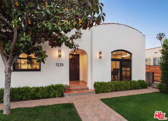 1225 S Cloverdale Avenue, Los Angeles CA: https://media.crmls.org/mediaz/592ccb7b-4531-4db0-81dc-df07f1bd9656.jpg