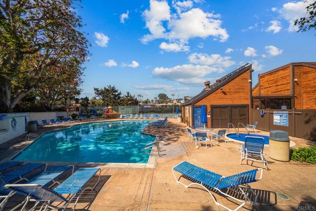 2253 Caminito Pescado, Ocean Beach (San Diego) CA: https://media.crmls.org/mediaz/592dbf48-827c-4409-814b-68fd5aadb361.jpg