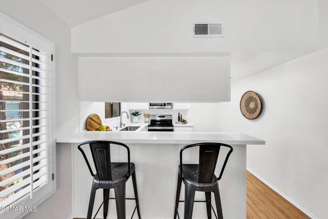 769 Birchpark Circle, Thousand Oaks CA: https://media.crmls.org/mediaz/592dfd9b-0d11-4d89-a64b-56f1324824ca.jpg