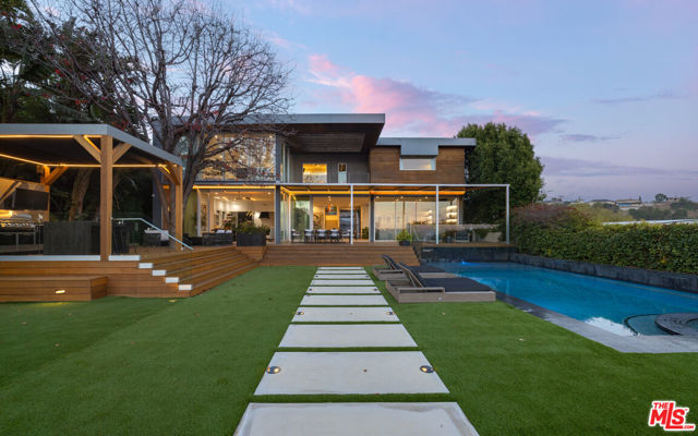 2511 Carman Crest Drive, Los Angeles CA: https://media.crmls.org/mediaz/592e0d20-ef9e-4a57-8a27-397feb90d1ff.jpg