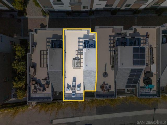 2563 State St, Carlsbad CA: https://media.crmls.org/mediaz/592e67dc-fd41-429a-a698-6f02718e4e2e.jpg