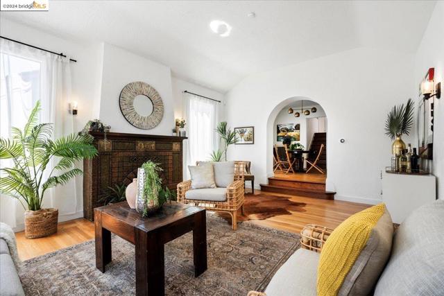 Image 11 of 54 For 3233 Ardley Ave