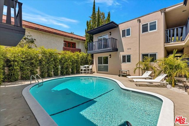 210 S Hamilton Drive, Beverly Hills CA: https://media.crmls.org/mediaz/592f9677-5305-4dff-bde2-2eefc530fd43.jpg