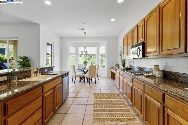 1123 Burghley Ln, Brentwood CA: https://media.crmls.org/mediaz/5930c695-aa40-44dd-bbda-282875c5a319.jpg