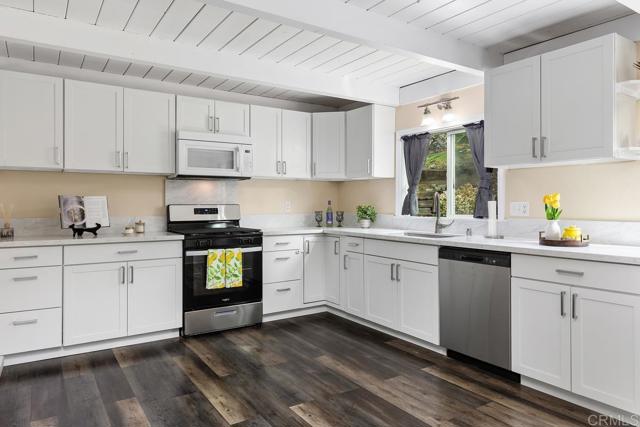 Detail Gallery Image 10 of 32 For 921 Lemon Avenue, Vista,  CA 92084 - 4 Beds | 1/1 Baths