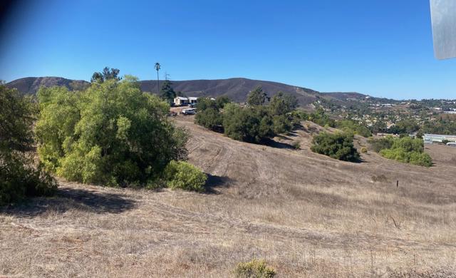 1320 RICHLAND RD, San Marcos CA: https://media.crmls.org/mediaz/59322a67-84eb-4536-a836-64d0a53c3c4b.jpg