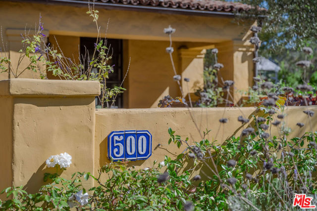 500 N Las Palmas Avenue, Los Angeles CA: https://media.crmls.org/mediaz/59331c82-bacb-4956-9148-c29b1a360849.jpg