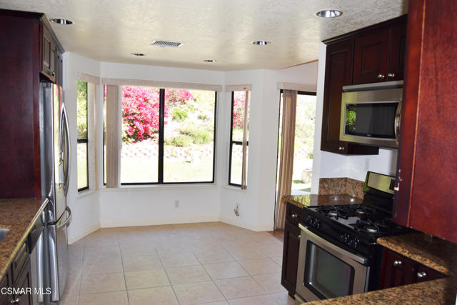 2462 Rikkard Drive, Thousand Oaks CA: https://media.crmls.org/mediaz/59332c0d-52d1-4b4e-841d-f733846dac2d.jpg