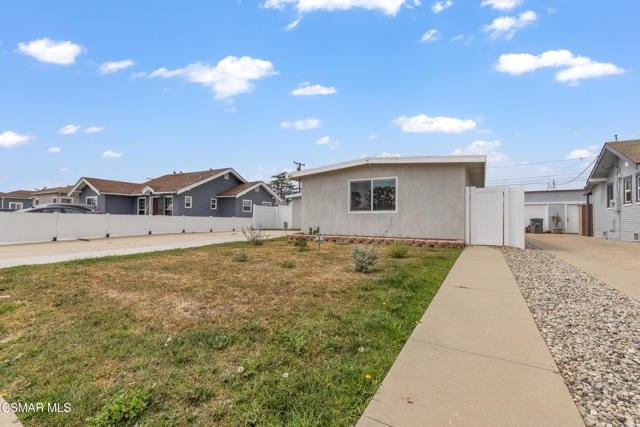 431 Palm Drive, Oxnard CA: https://media.crmls.org/mediaz/593341fe-2077-476e-adfd-e423545c561e.jpg