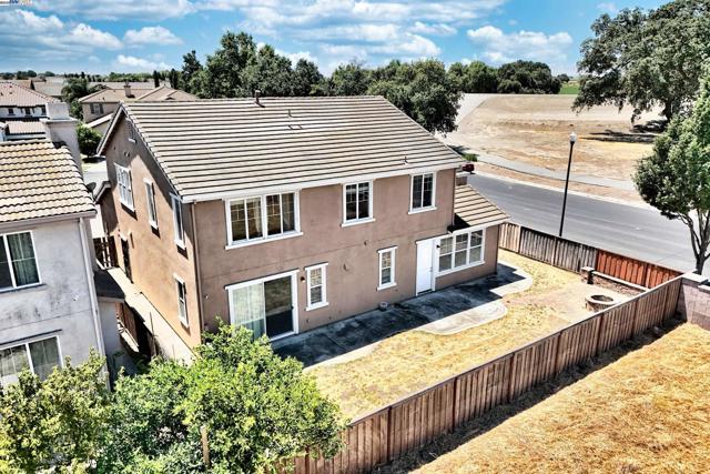 1069 Dry Creek Ct, Lathrop CA: https://media.crmls.org/mediaz/5933bd8a-2832-4f59-ac4d-04ef28e66331.jpg