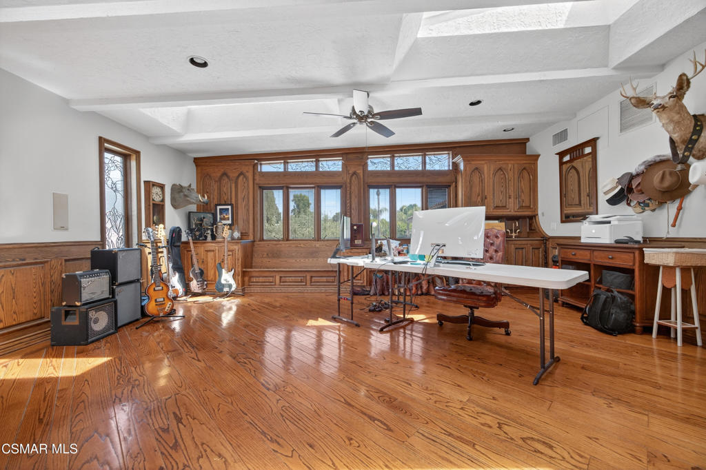 https://media.crmls.org/mediaz/5934a356-e18e-47c8-ad6a-52a60b5b23dd.jpg?preset=X-Large