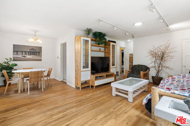 420 Venice Way, Los Angeles CA: https://media.crmls.org/mediaz/5934b019-4b81-41cc-95a8-ac1b58cdd63b.jpg