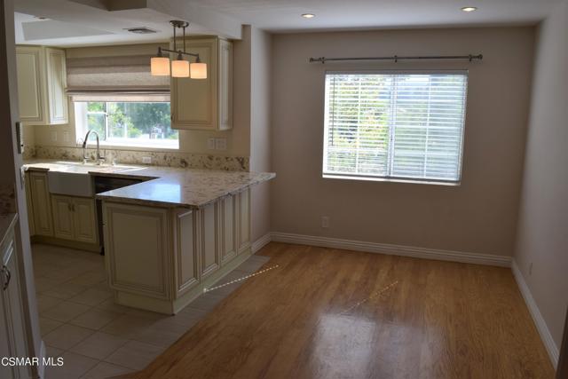 644 Warwick Avenue, Thousand Oaks CA: https://media.crmls.org/mediaz/5934cb1b-26ef-4821-8312-8e657b1312a8.jpg